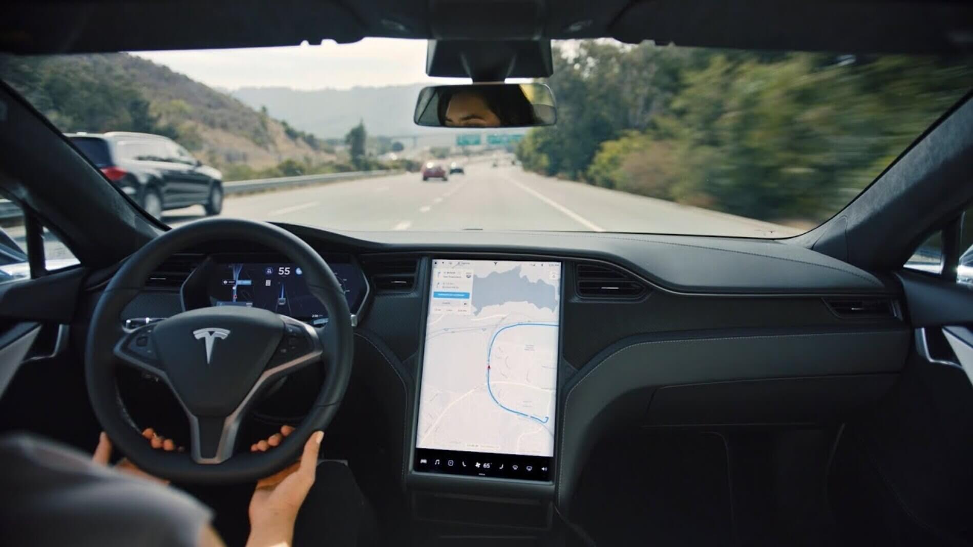 NHTSA закрива розслідування щодо системи Tesla FSD, визнавши недоліки, але залишає зауваження щодо безпеки
