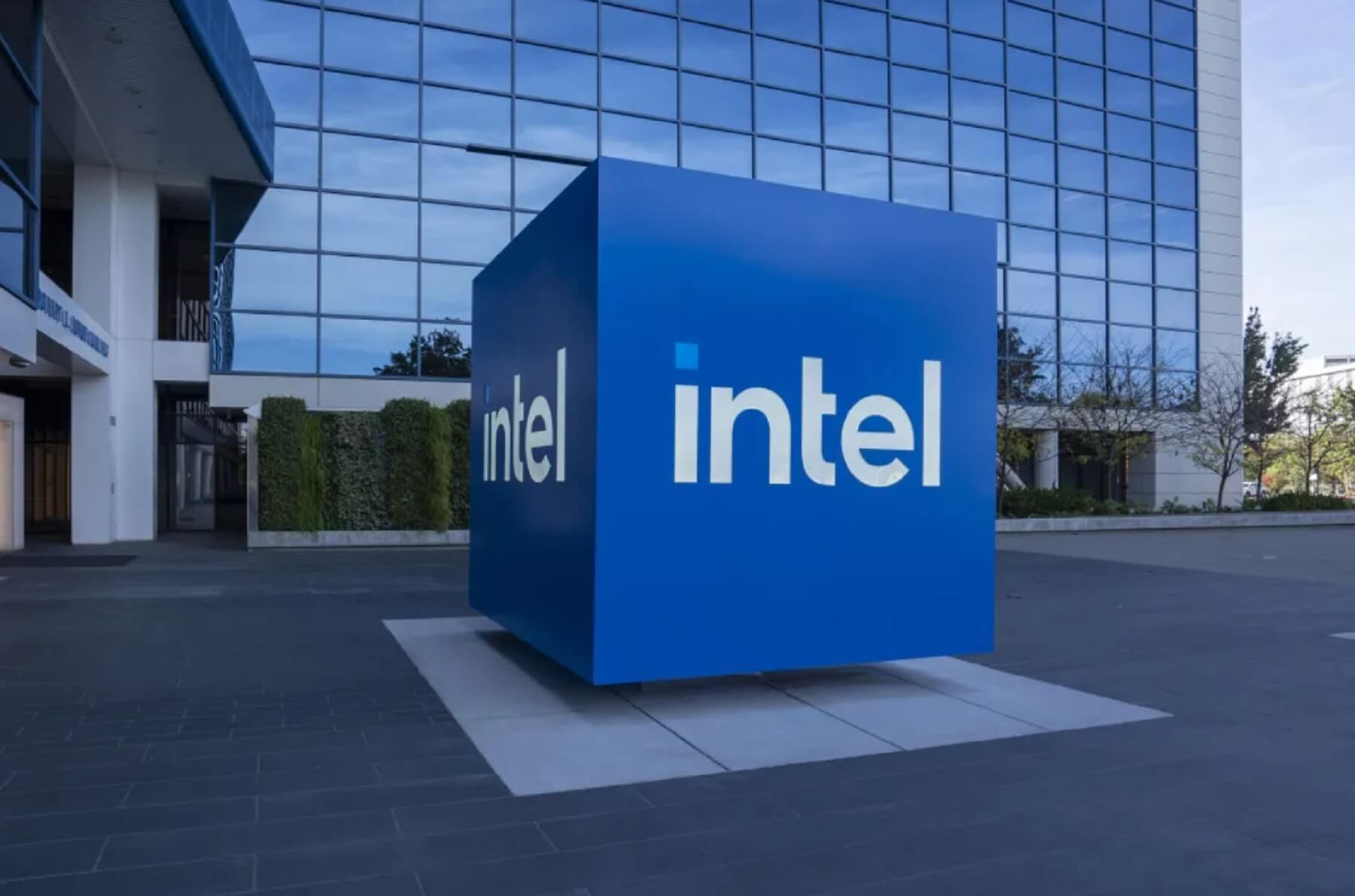 Intel не буде виводити на ринок чіп Falcon Shores AI