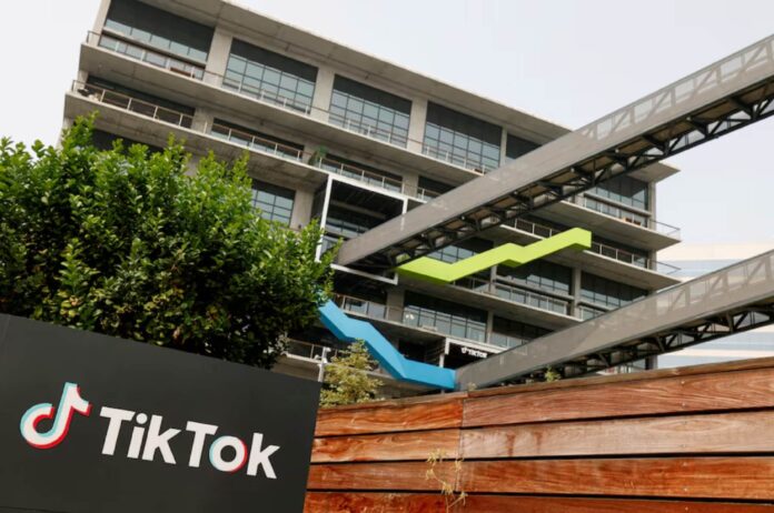 TikTok повернувся в магазини додатків у США