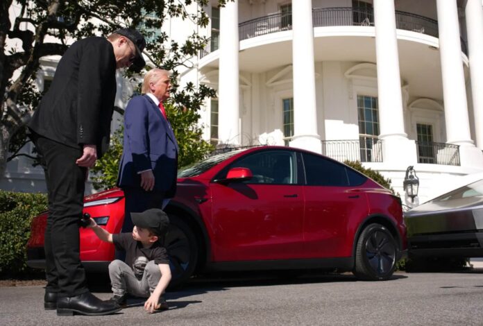 Загрозу центрам Tesla Трамп вважатиме внутрішнім тероризмом