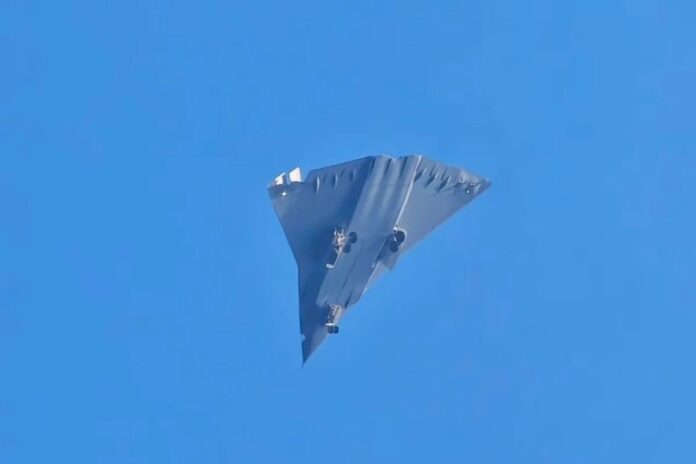 Китайський винищувач J-36 демонструє лазерні удари по повітряних цілях в анімаційному ролику