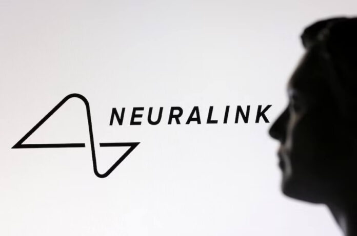 Компанія Neuralink заявила, що 12 людей отримали її імплантати