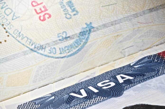 Google та Apple радять іноземним співробітникам не залишати США