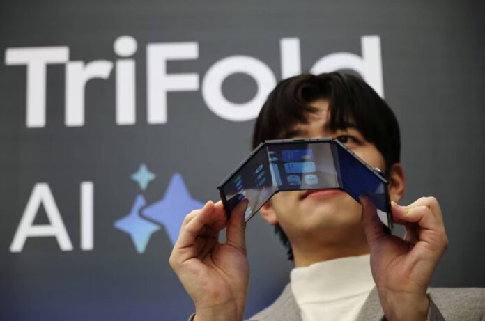 Samsung презентувала свій перший трискладний смартфон