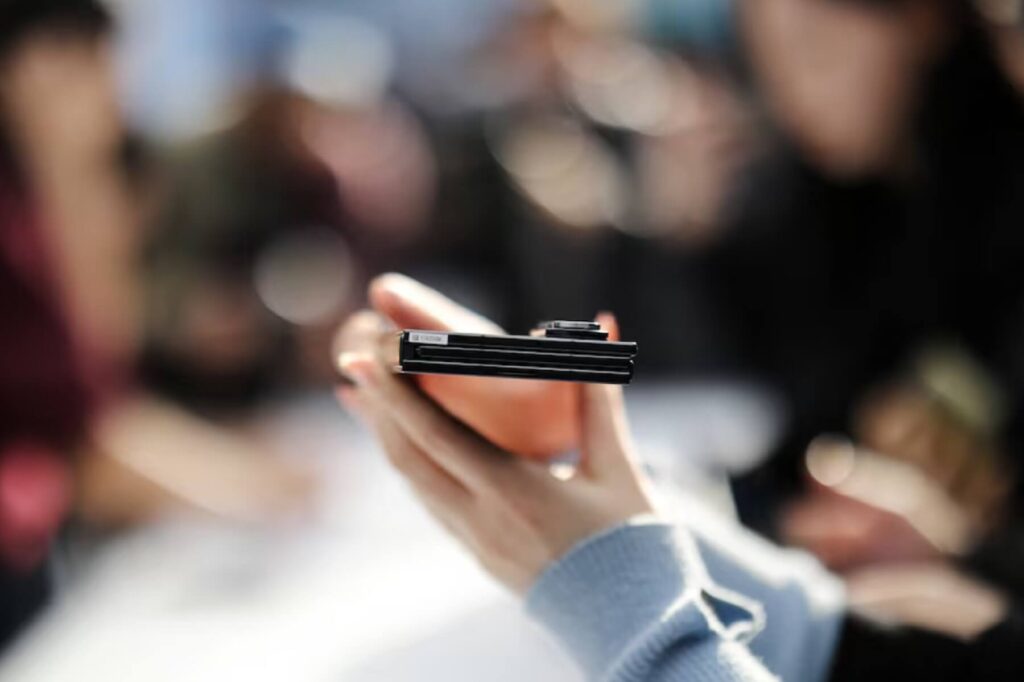 Samsung представила Galaxy Z TriFold