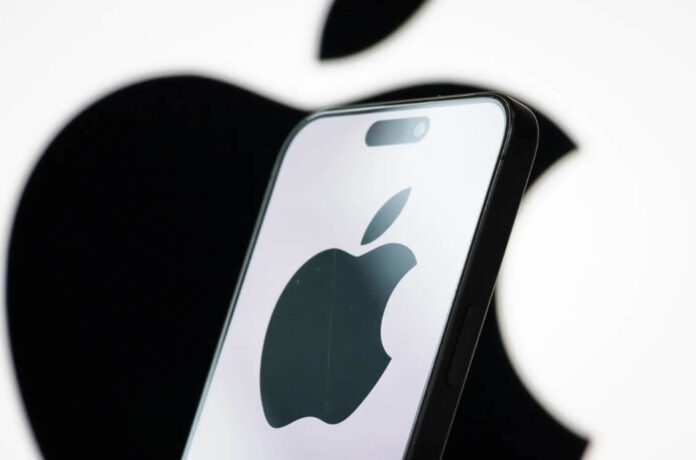 Apple готує до випуску перший складаний iPhone